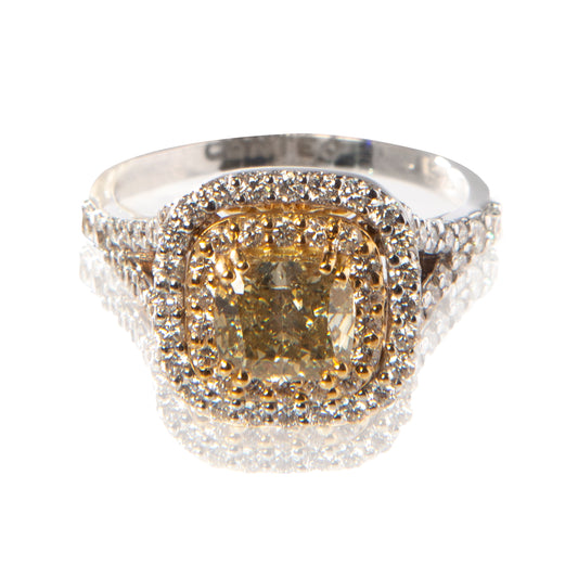 Anello diamante fancy yellow, anello oro bianco e giallo con diamante, alta gioielleria italiana, gioielli di lusso artigianali, anello esclusivo con diamante taglio cuscino, Collezione Conte Creative gioielli unici.